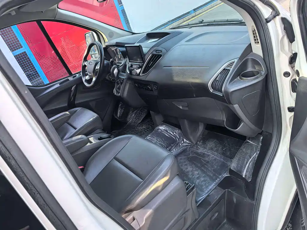 Ford Tourneo — фото 10