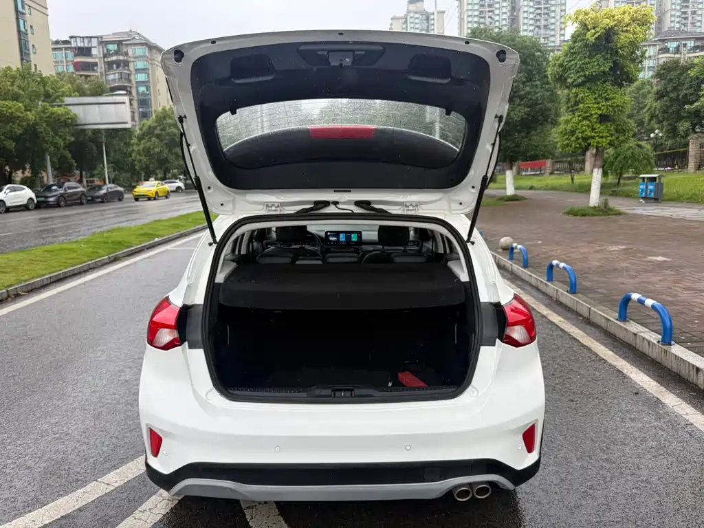 Ford Focus Active — фото 30