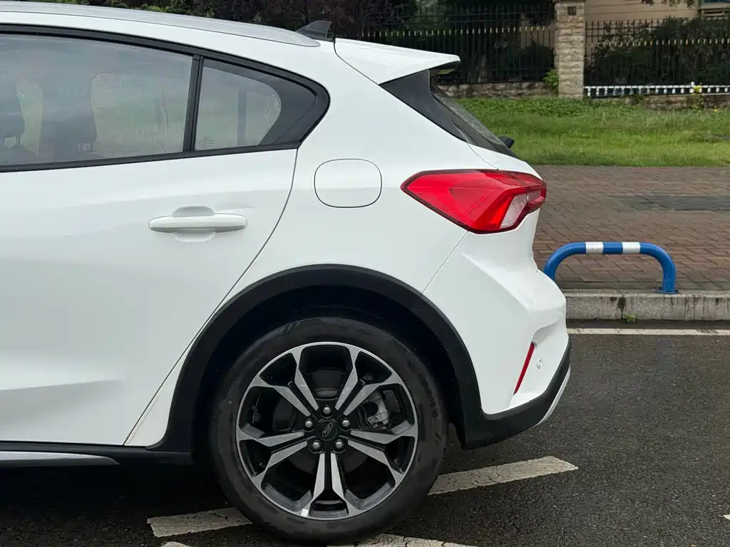 Ford Focus Active — фото 33