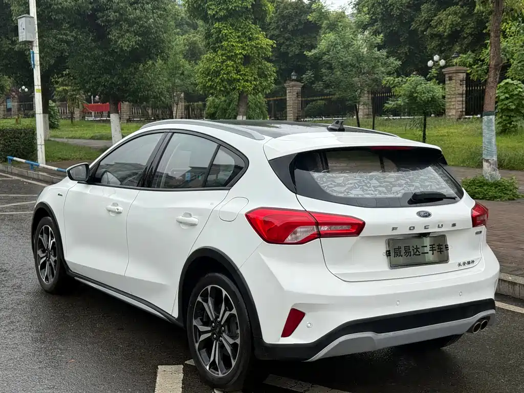 Ford Focus Active — фото 8