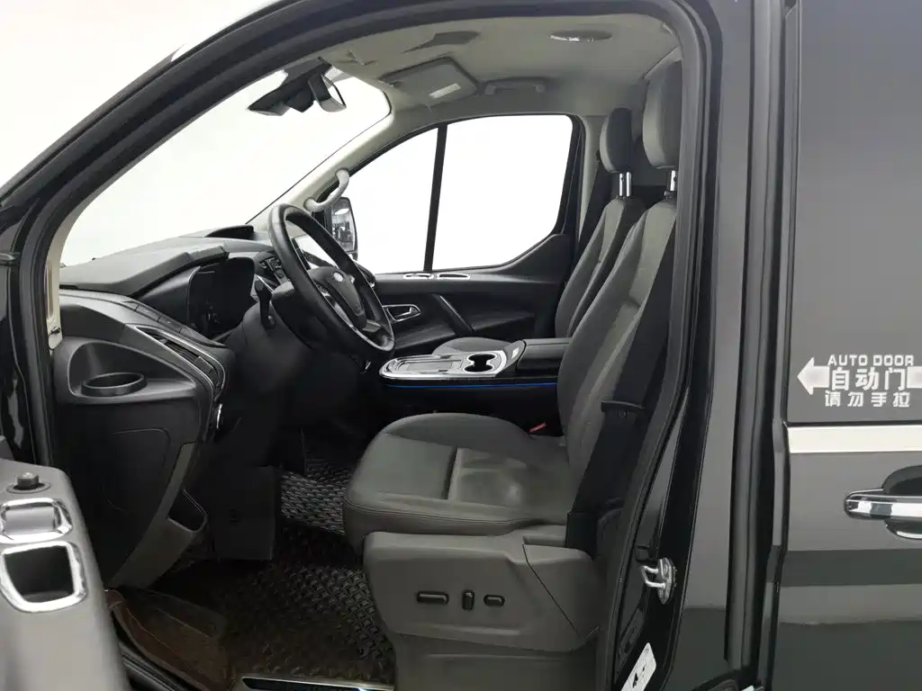 Ford Tourneo — фото 10