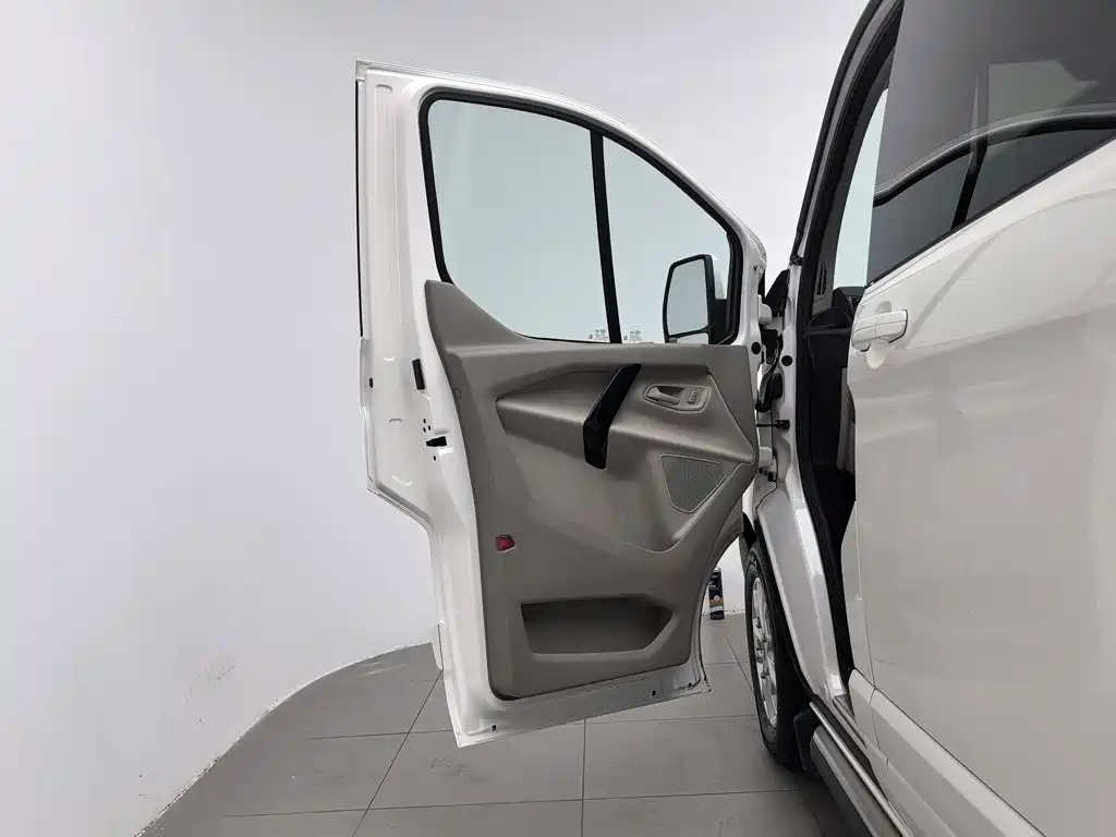 Ford Tourneo — фото 8