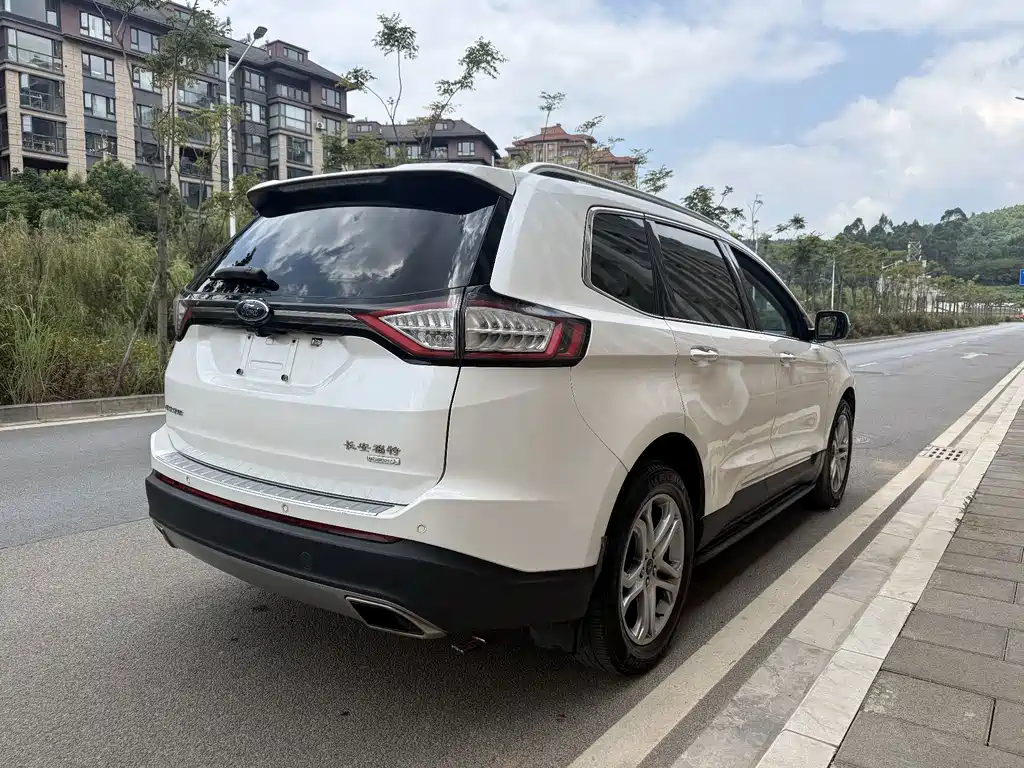 Ford Edge — фото 11