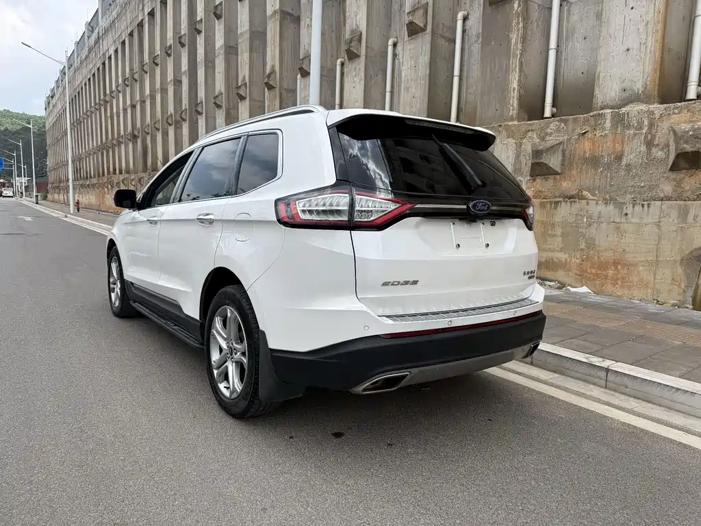 Ford Edge — фото 13