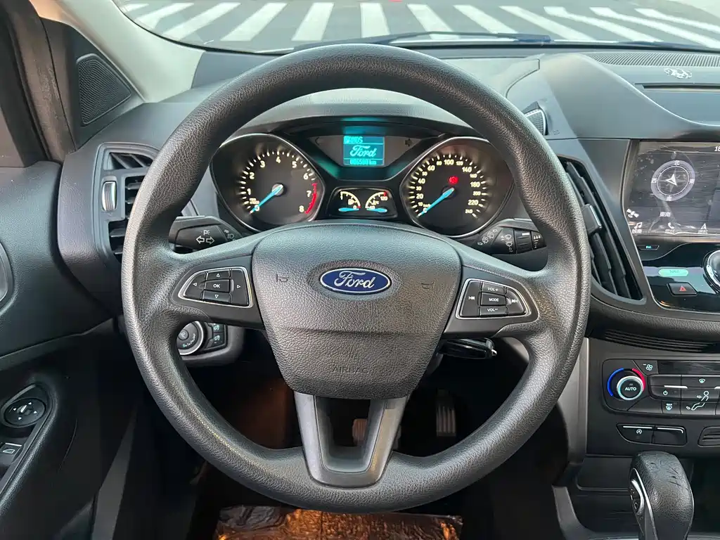 Ford Kuga — фото 17