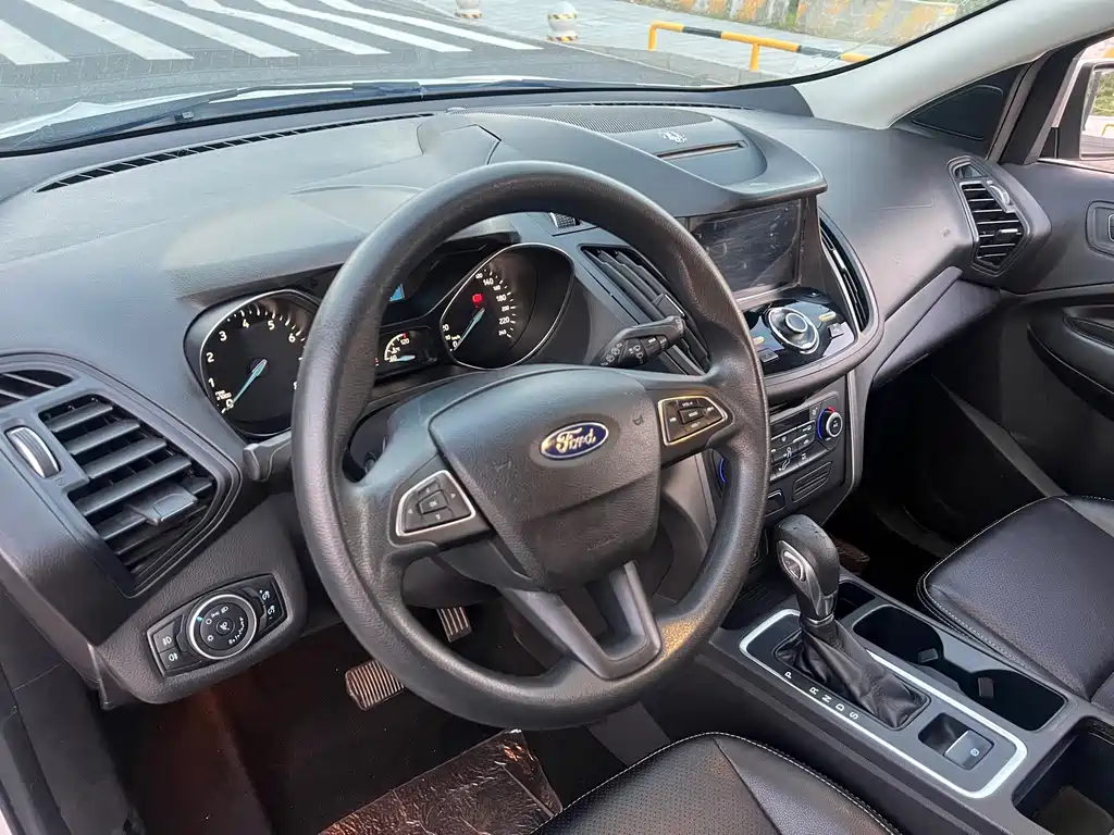 Ford Kuga — фото 18