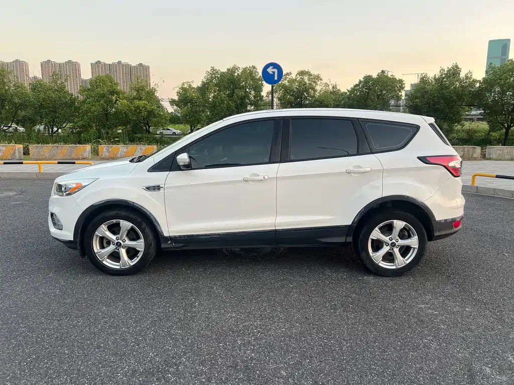Ford Kuga — фото 10