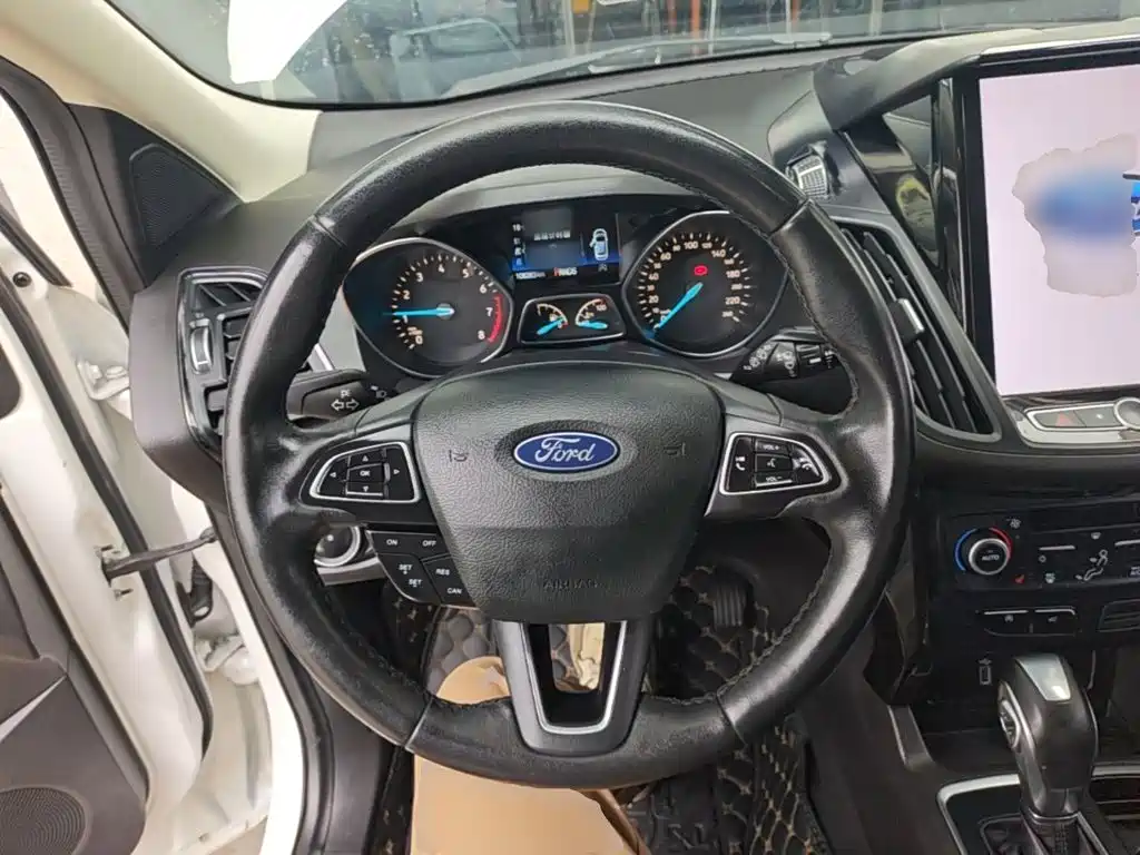 Ford Kuga — фото 11