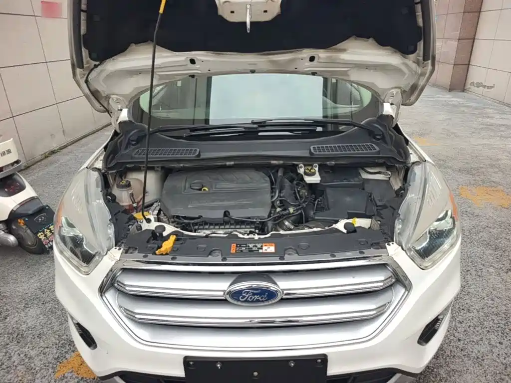 Ford Kuga — фото 20
