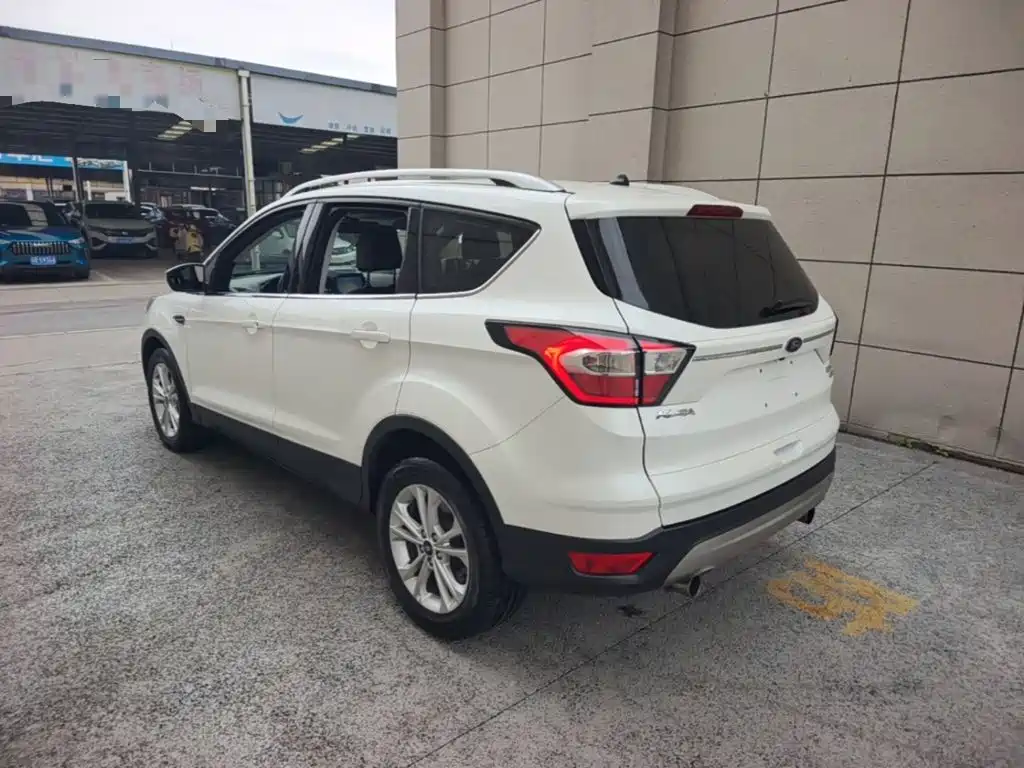 Ford Kuga — фото 5