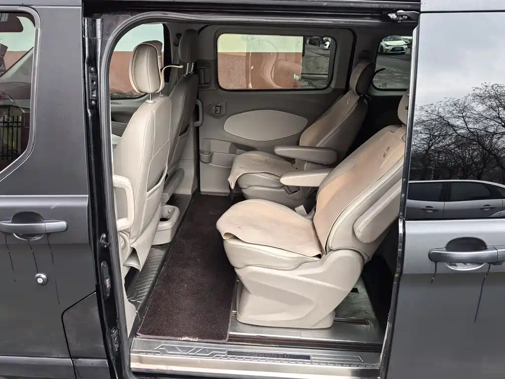 Ford Tourneo — фото 7