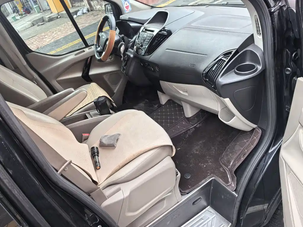 Ford Tourneo — фото 10
