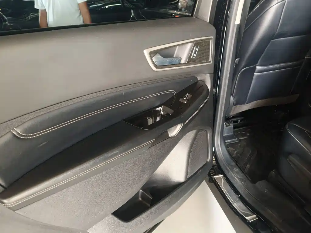 Ford Edge — фото 10