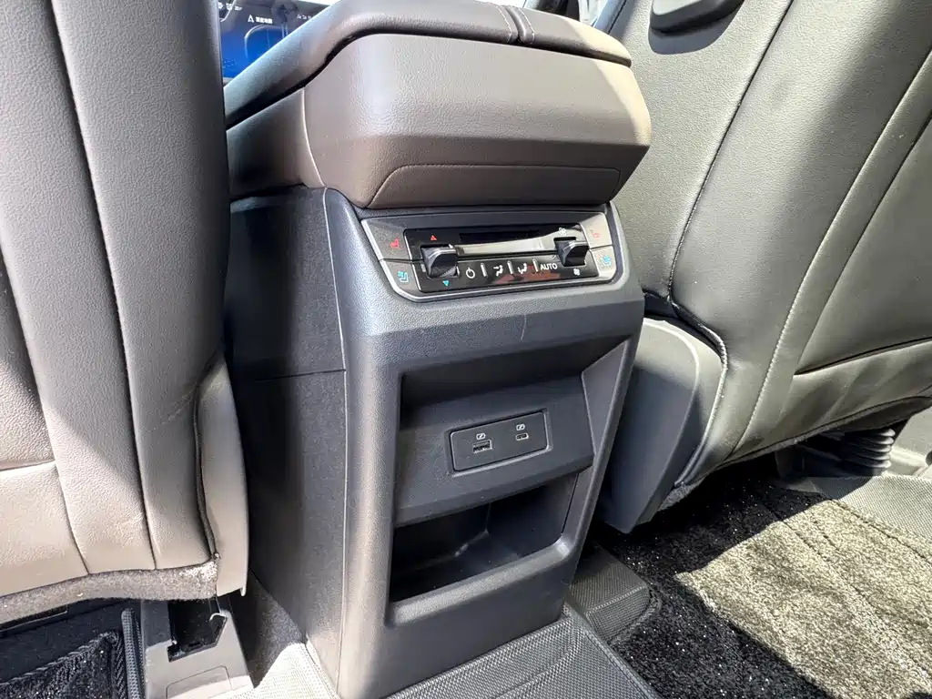 Ford Edge — фото 15