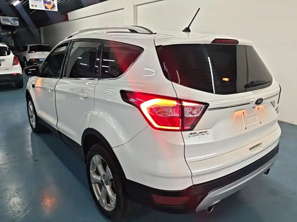 Ford Kuga — фото 23