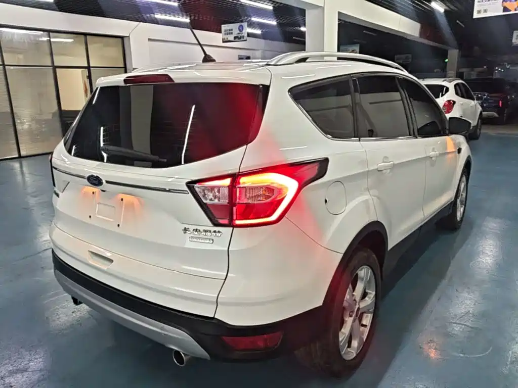 Ford Kuga — фото 5