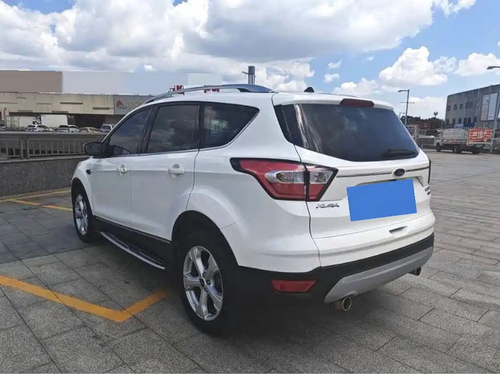 Ford Kuga — фото 8