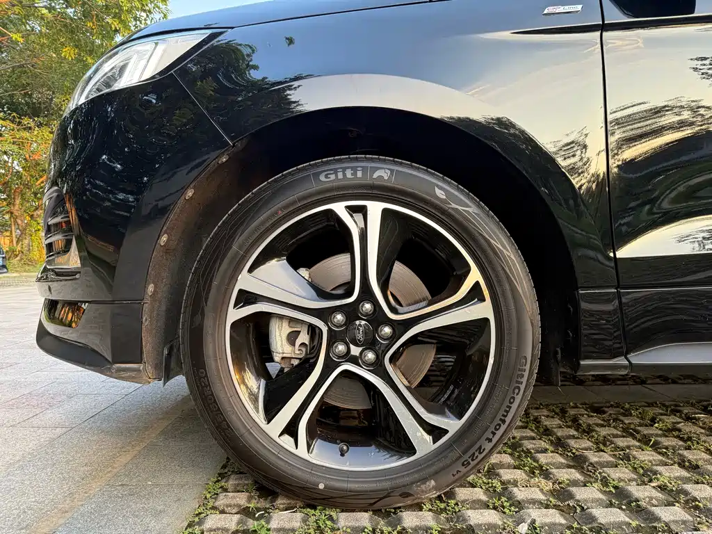 Ford Edge — фото 15