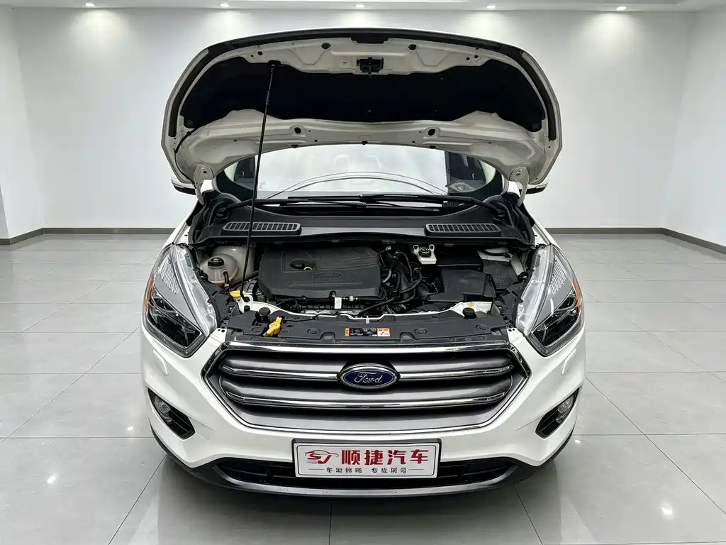 Ford Kuga — фото 20