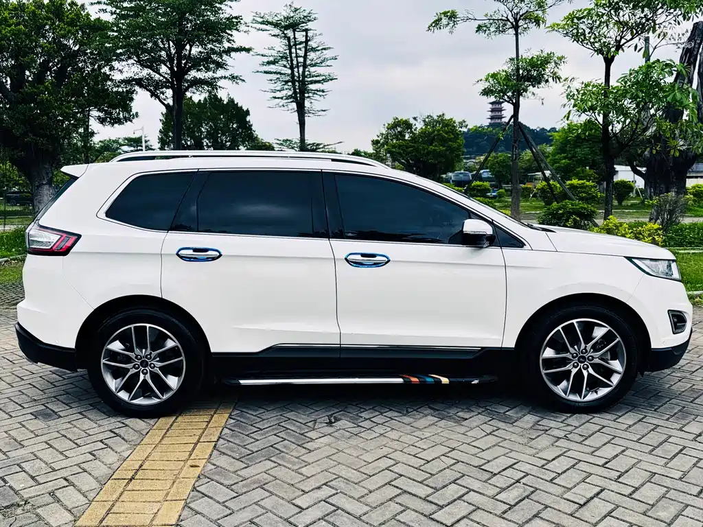 Ford Edge — фото 22