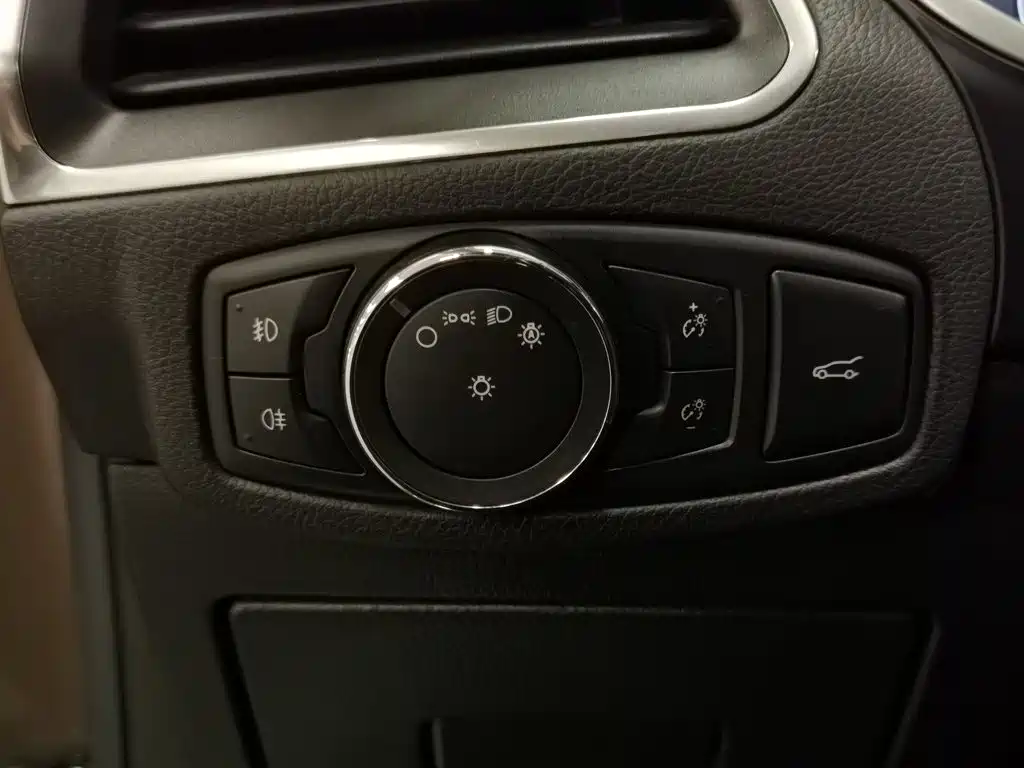 Ford Edge — фото 21