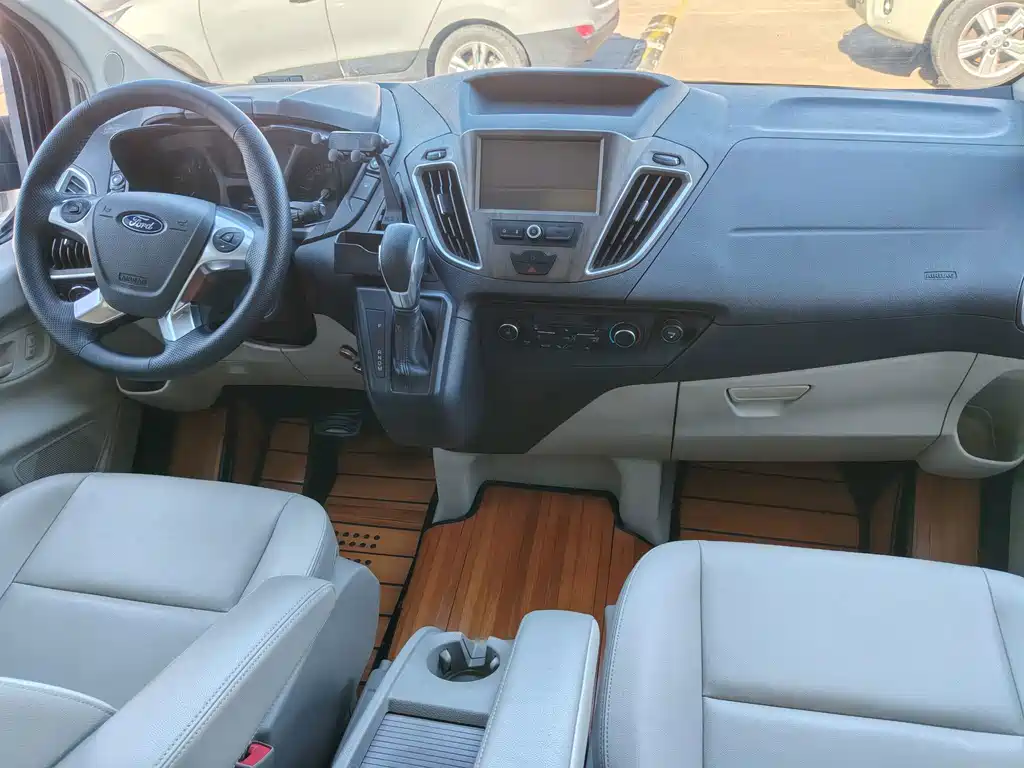 Ford Tourneo — фото 3