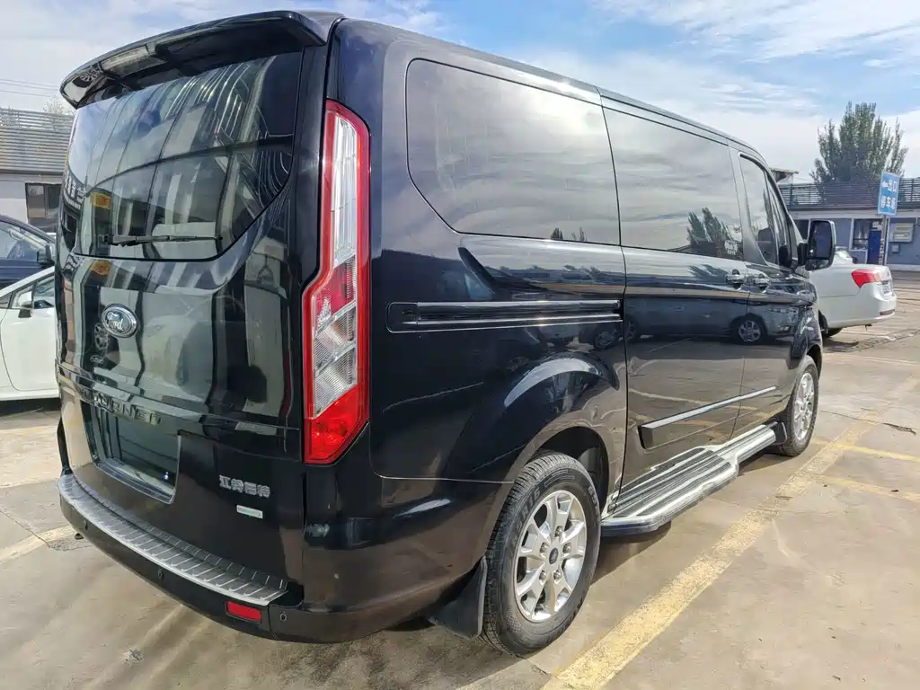 Ford Tourneo — фото 9