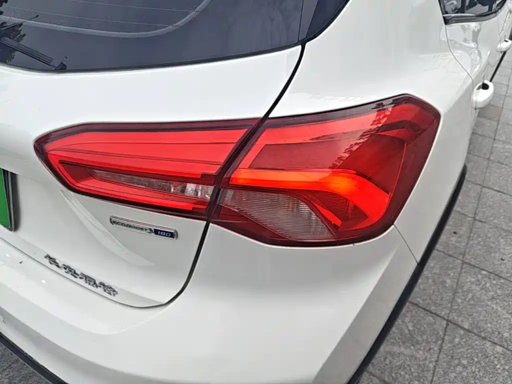 Ford Focus Active — фото 8