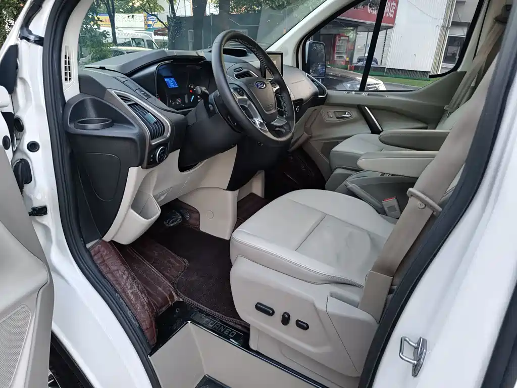 Ford Tourneo — фото 9