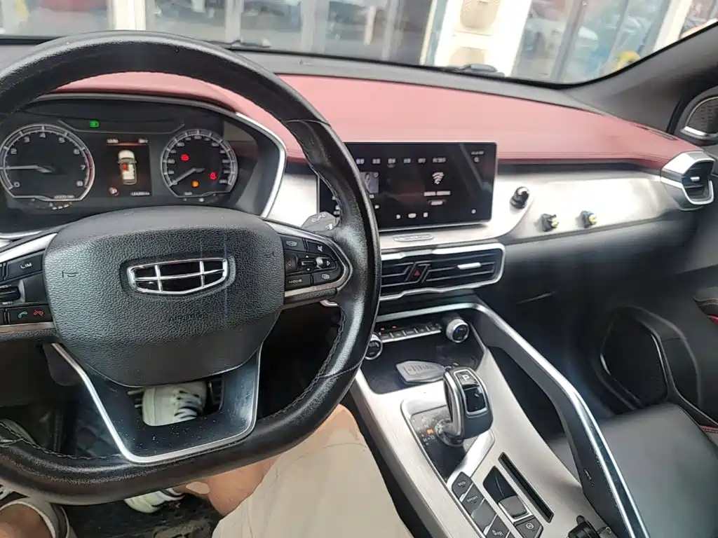 Geely Binyue — фото 10