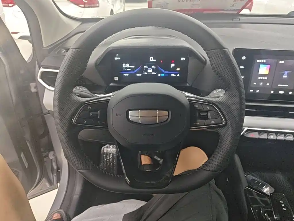 Geely Binyue — фото 11