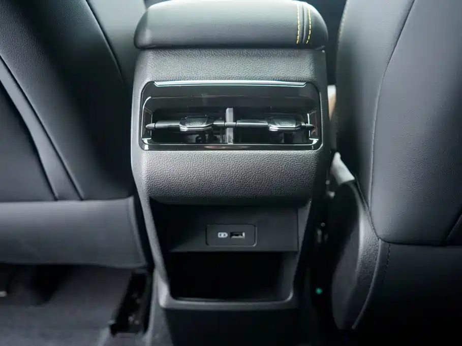 Geely Binyue — фото 17