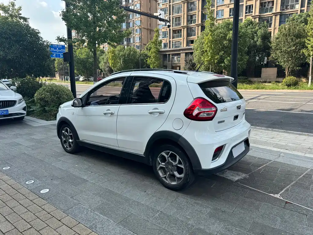 Geely Vision X1 — фото 4