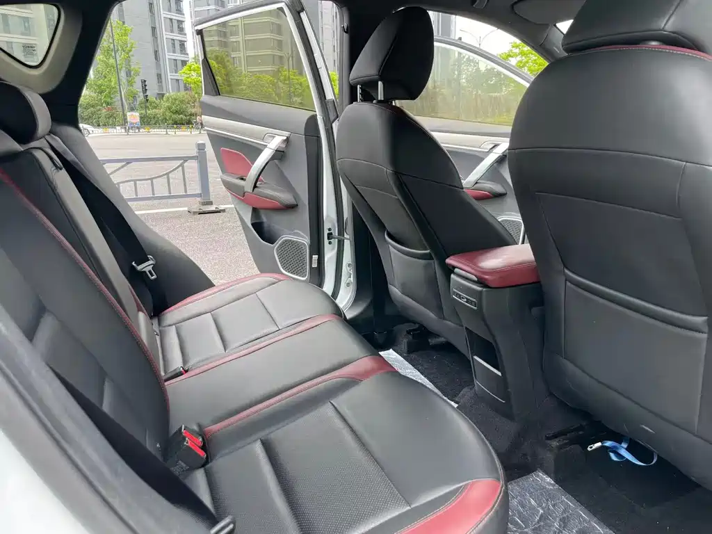 Geely Binyue — фото 10