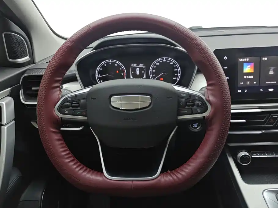 Geely Binyue — фото 15