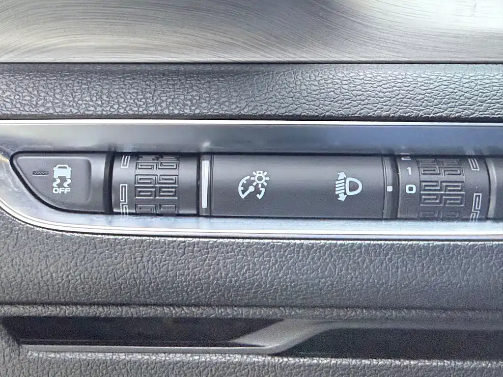 Geely Binyue — фото 14