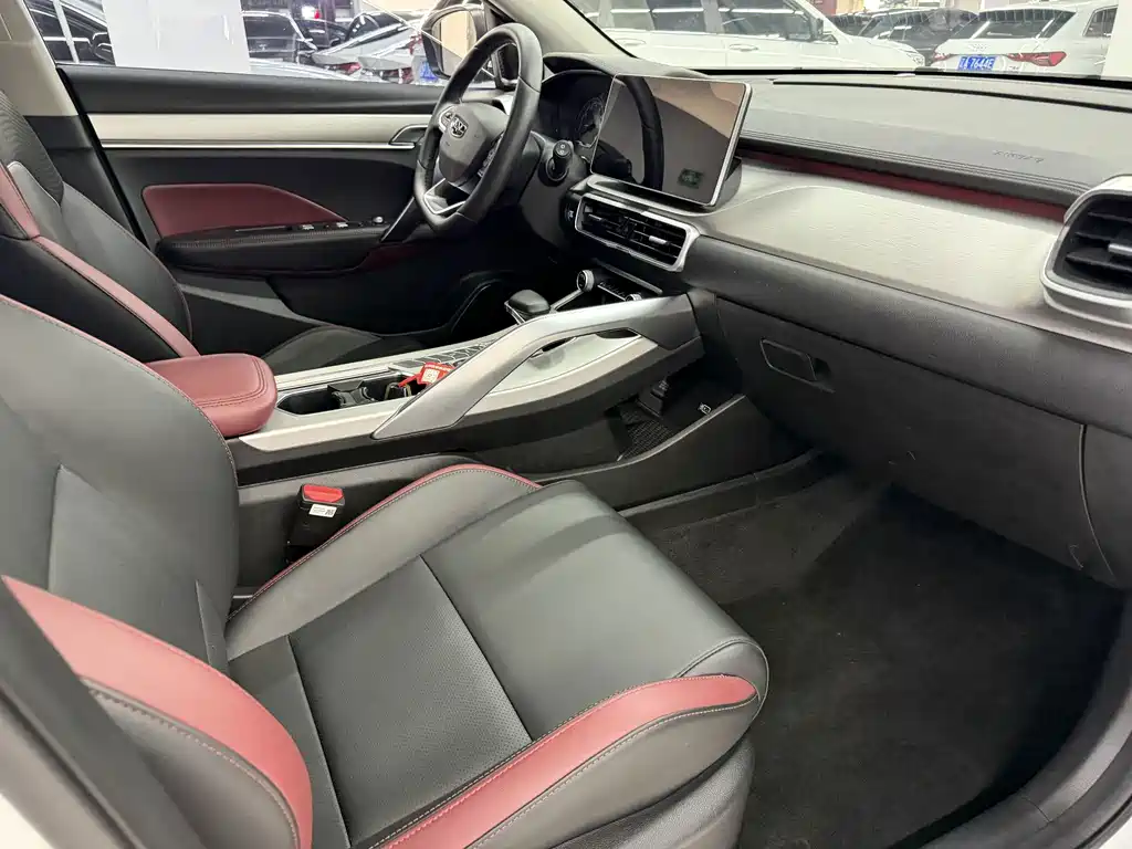 Geely Binyue — фото 11