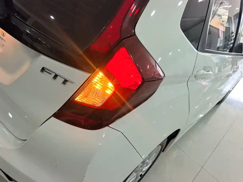 Honda Fit — фото 8