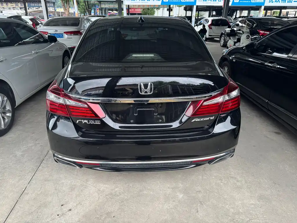 Honda Accord — фото 10