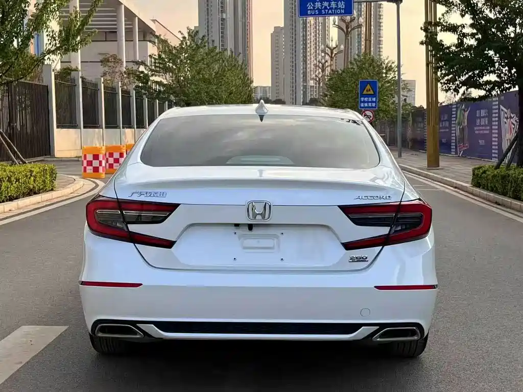 Honda Accord — фото 8