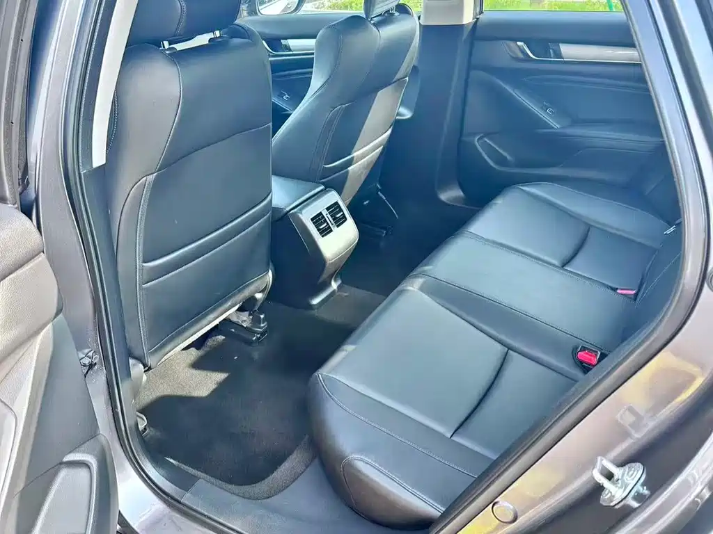 Honda Accord — фото 8