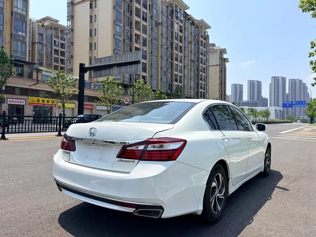 Honda Accord — фото 5