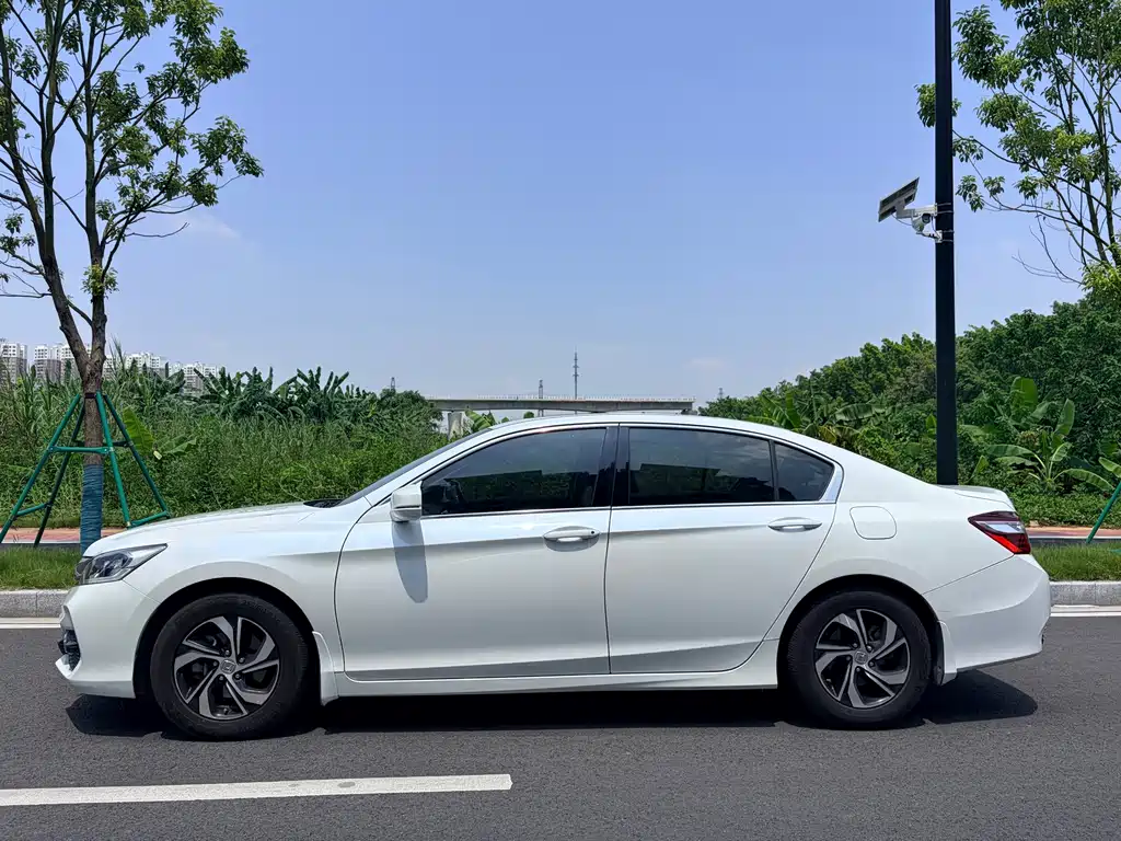 Honda Accord — фото 8