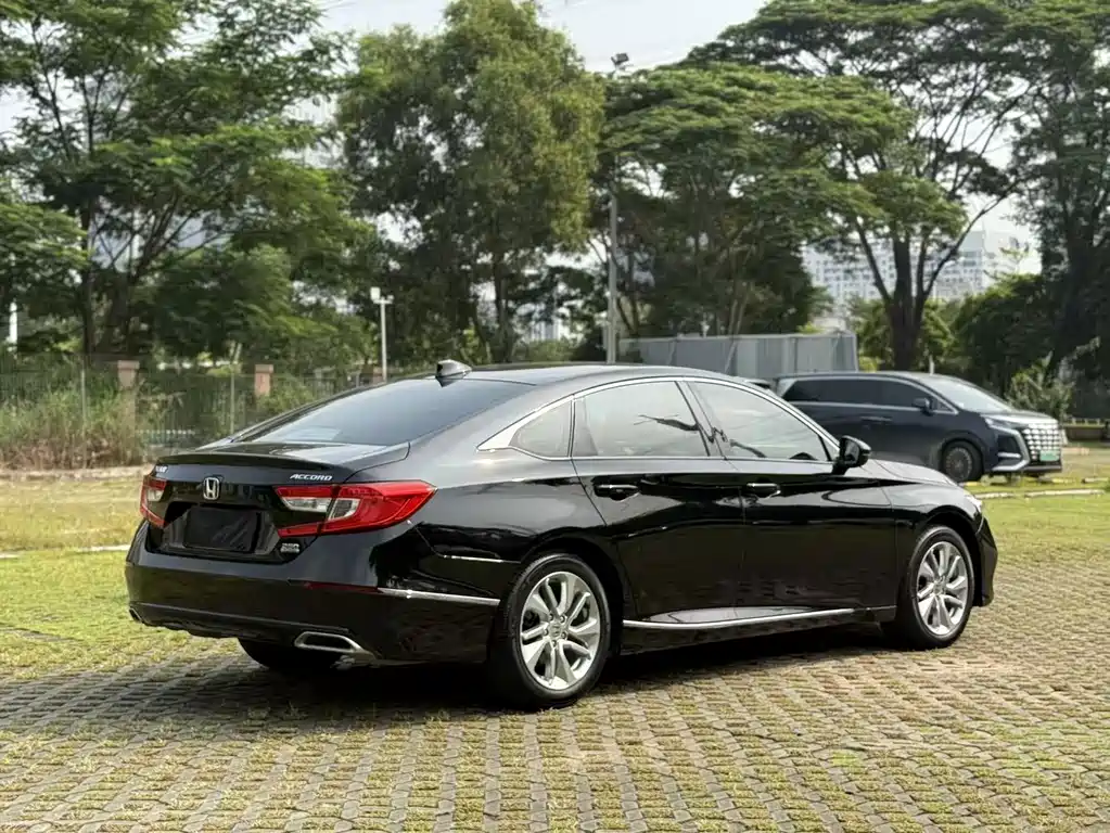 Honda Accord — фото 8