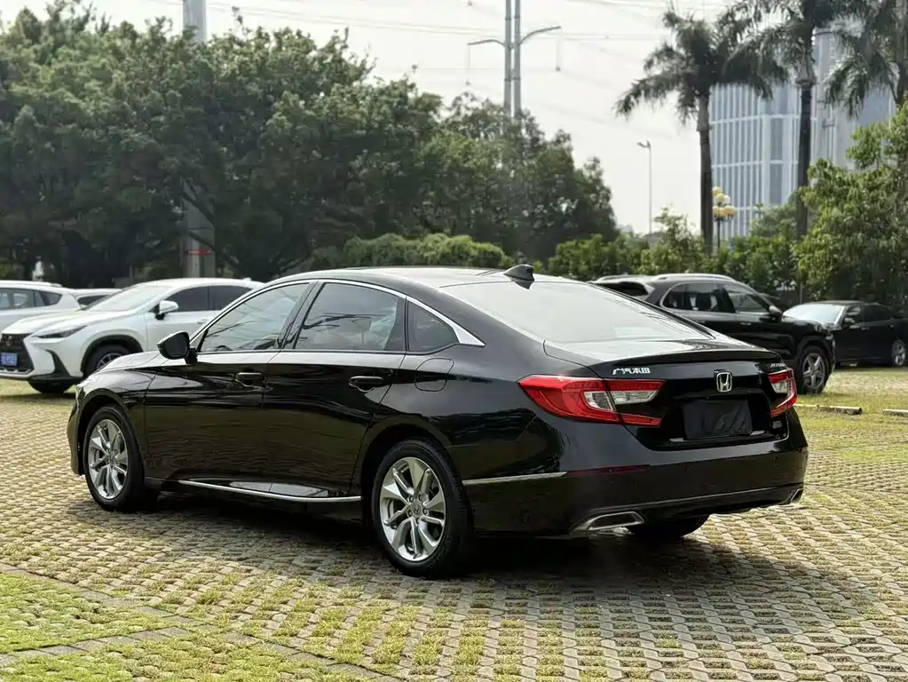 Honda Accord — фото 10