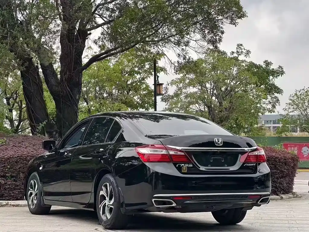 Honda Accord — фото 8