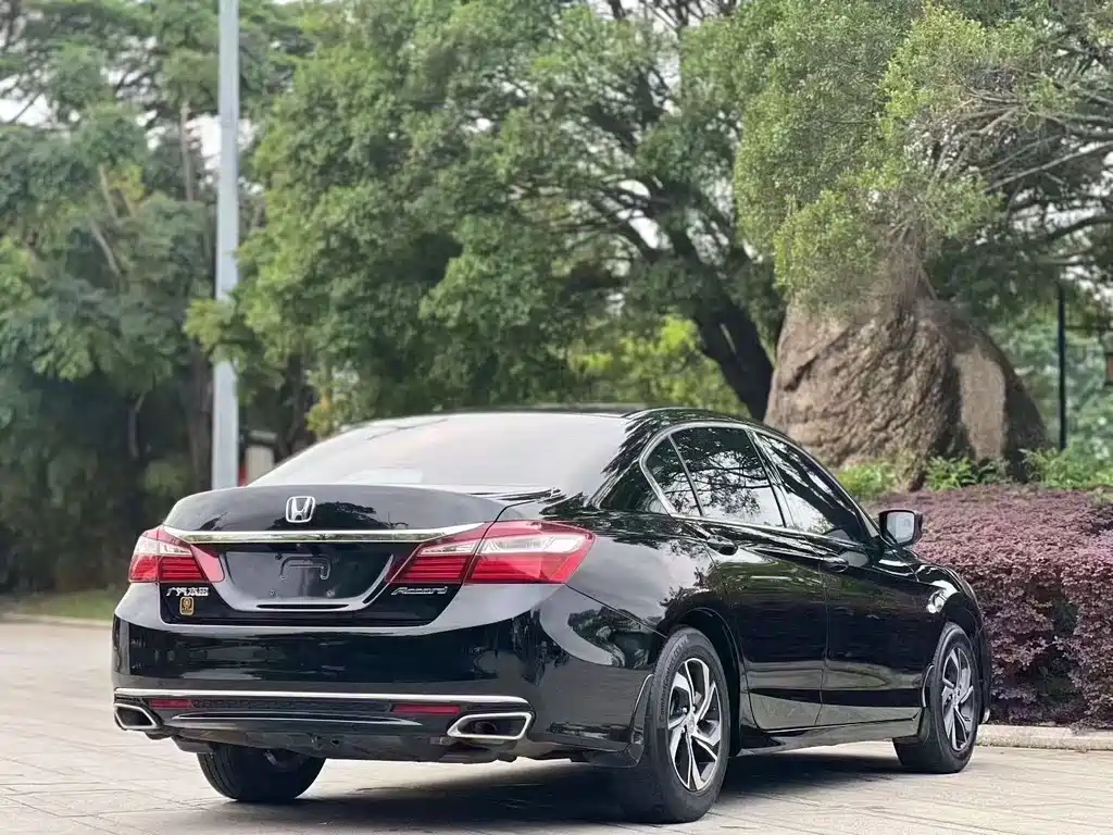 Honda Accord — фото 10