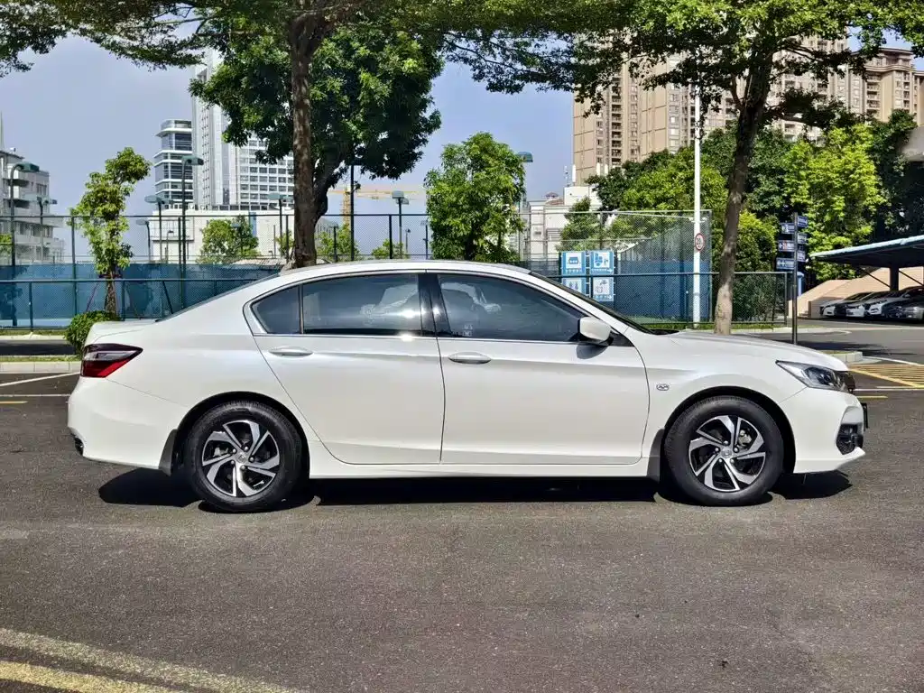 Honda Accord — фото 7