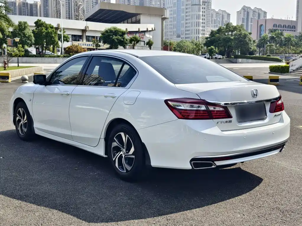 Honda Accord — фото 8