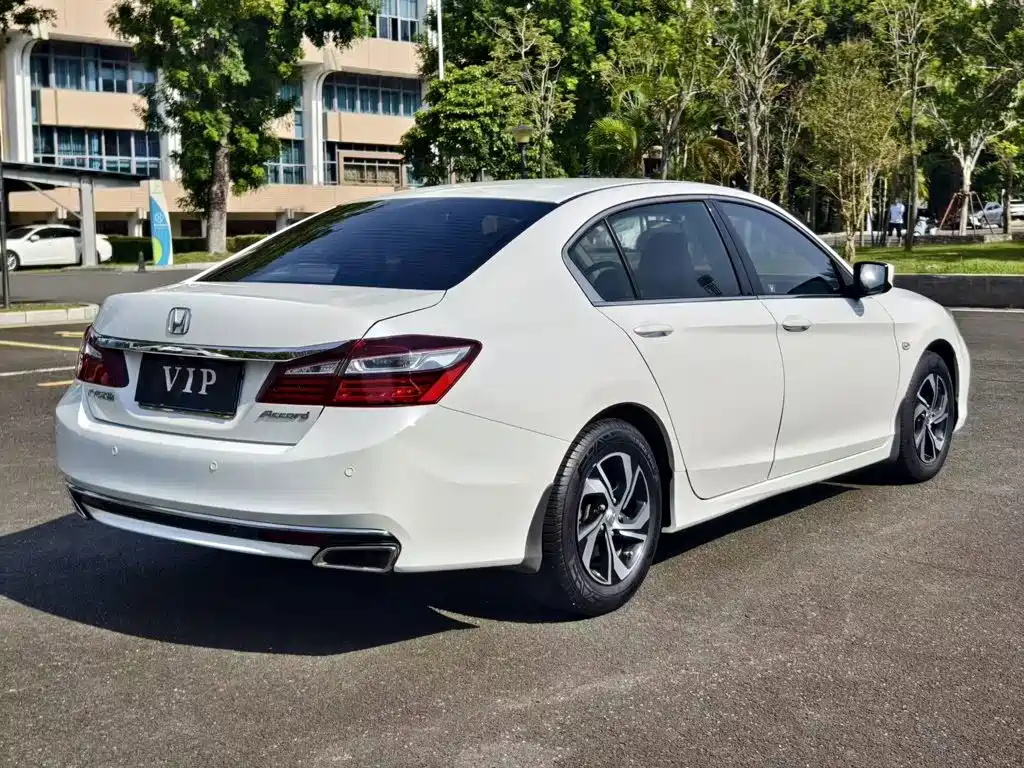 Honda Accord — фото 10
